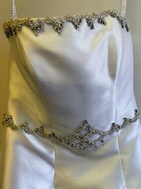 GUC. WHITE MARY'S BRIDAL GOWN Size 10